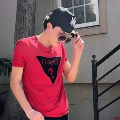 マヌエル・オセゲラ: ランダムチャットやコミュニティ主導のロールプレイのためのインタラクティブな AI チャットボットのマスコット