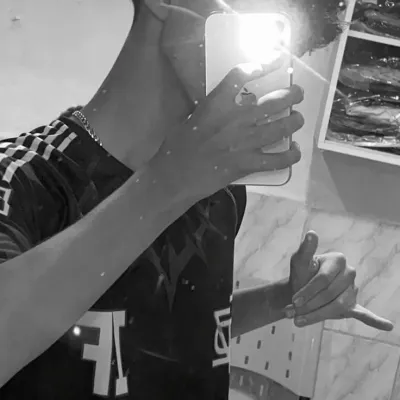 Luiz—eski sevgilin: Sesli sohbet ve sinir ağı odaklı özelliklere sahip fütüristik yapay zeka sohbet robotu arayüzü