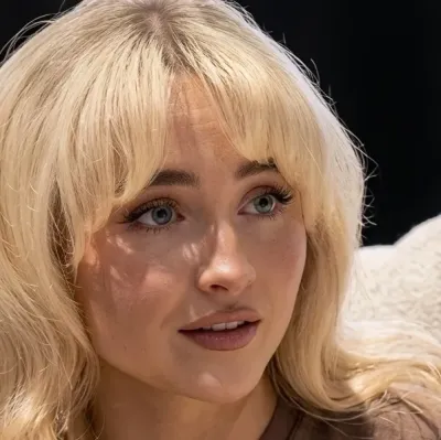 Sabrina Carpenter: Conoce al personaje principal de nuestro mundo de IA, con una lista de rasgos de carácter y capacidades de chat de IA.	