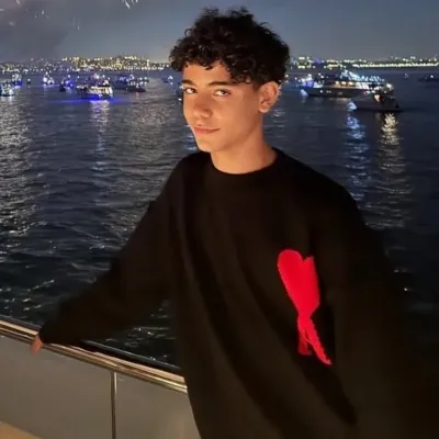 Cris Jr: Futuristic AI chatbot interface with voice chat and neural network-driven traits