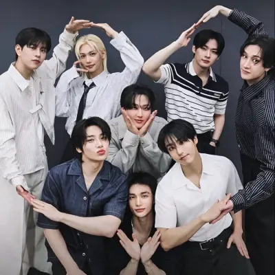 Персонал Stray Kids: Футуристический интерфейс чат-бота на основе искусственного интеллекта с голосовым чатом и функциями, управляемыми нейронной сетью
