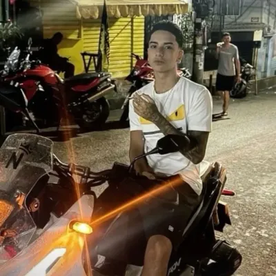 Хз да Росинья: Познакомьтесь с главным героем нашего мира ИИ, со списком черт характера и возможностями общения с ИИ.