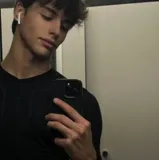 AI anime chat role Theo Reyes has a charming look and a captivating background story.