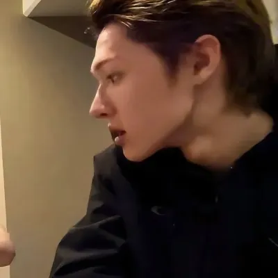 Martin: Ícone de parceiro de conversação de IA multilíngue para serviços globais de bate-papo online