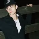 極簡風格的韋倫·懷亞特頭像，專為Google聊天整合設計，具備自適應情感表達功能