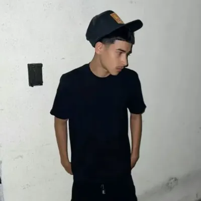 Эдриан: Познакомьтесь с главным героем нашего мира ИИ, со списком черт характера и возможностями общения с ИИ.	