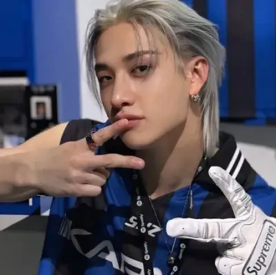 Bangchan - 방찬 : Portrait d'un compagnon IA émotionnellement intelligent pour des conversations approfondies