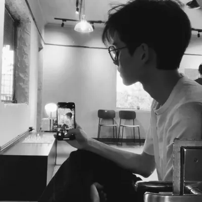 ガブリエル・アルデバラン: ランダムチャットやコミュニティ主導のロールプレイのためのインタラクティブな AI チャットボットのマスコット