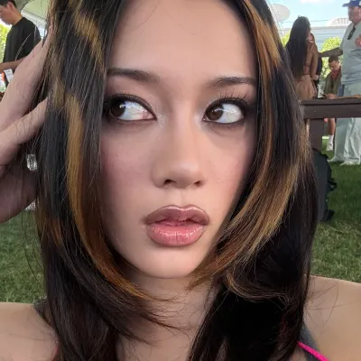 Megan Skiendel: Esplora il mondo dell'IA con la nostra IA illimitata e la chat online gratuita e illimitata, basata sul gioco di ruolo fantasy Warhammer.	