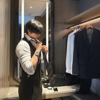 Adrian Mahendra: Una divertida mascota de chatbot con IA que mejora la interacción del usuario en chats aleatorios.	