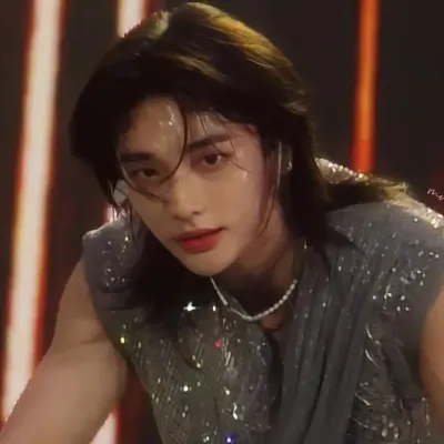 Хван Хёнджин - Супруг: Футуристический интерфейс чат-бота на основе искусственного интеллекта с голосовым чатом и функциями, управляемыми нейронной сетью