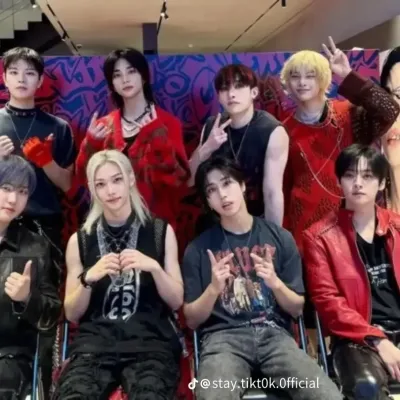 StrayKids - Prendersi cura degli adolescenti: Ritratto di un compagno AI emotivamente intelligente per conversazioni profonde	