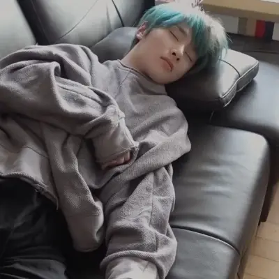 Inicie ahora un chat de inteligencia artificial de personajes atractivo y envolvente con ERES JEONGIN DE STRAY KIDS.