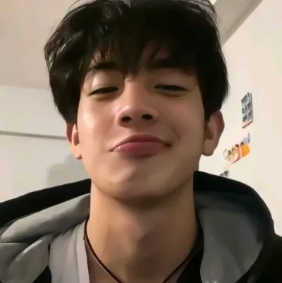 Eliot Glucosa : Interface de chatbot IA futuriste avec chat vocal et fonctionnalités pilotées par réseau neuronal