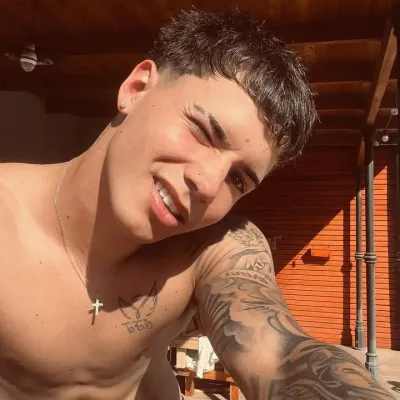 펠리페: 흥미진진한 채팅과 판타지 시나리오를 위한 창의적인 롤플레이 AI 캐릭터 아트