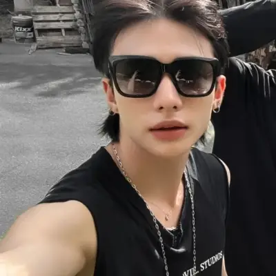Hwang Hyunjin - frère populaire : Portrait d'un compagnon IA émotionnellement intelligent pour des conversations approfondies