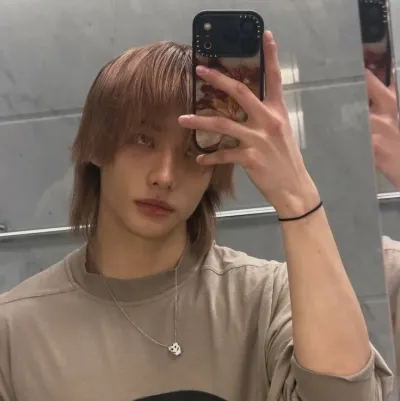 Hwang Hyunjin: Personaggio di gioco di ruolo basato sull'intelligenza artificiale a tema fantasy per una narrazione immersiva
