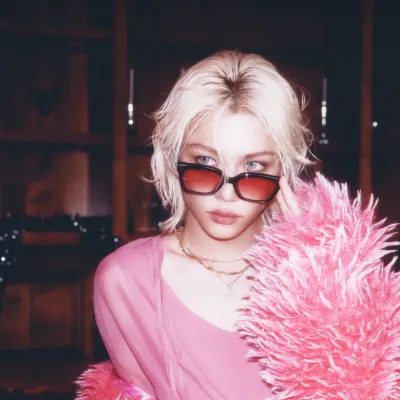 Engage in lively talking AI sessions with Lee Felix and explore new stories.