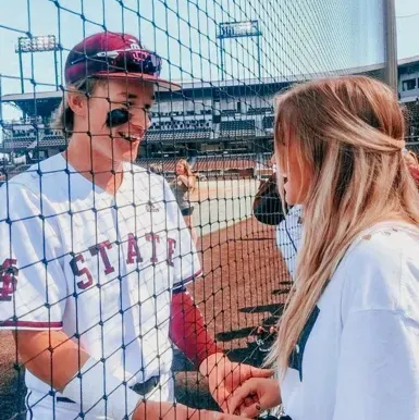 Engage in lively talking AI sessions with Noah and explore new stories.