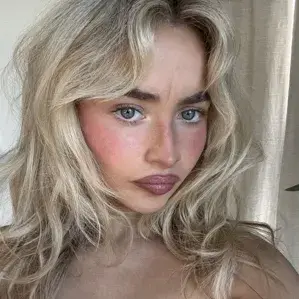 Sabrina Carpenter: Multilingual AI conversation partner icon for global chat online services