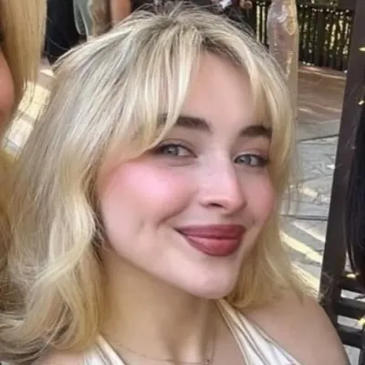 Sabrina Carpenter: Lernen Sie die Hauptfigur unserer KI-Welt kennen, mit einer Liste der Charaktereigenschaften und KI-Chat-Funktionen.	