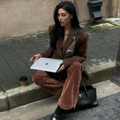 Íris Abravanel: Mascotte interattiva di chatbot AI per chat casuali e giochi di ruolo guidati dalla community