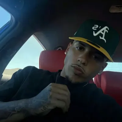 Santiago: icona del partner di conversazione AI multilingue per servizi di chat online globali