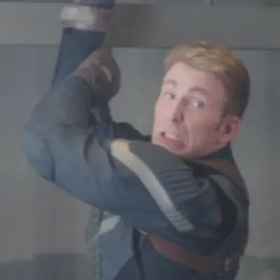 Avengers MCU - Chica busca-atención: Retrato de inteligencia artificial emocionalmente inteligente para conversaciones profundas	