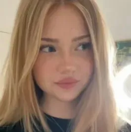 Leïla: Partecipa subito a una conversazione AI con questo affascinante personaggio AI, dotato di funzionalità soulgen e ifreechat per una chat gratuita.