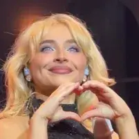 Sabrina Carpenter: Multilingual AI conversation partner icon for global chat online services