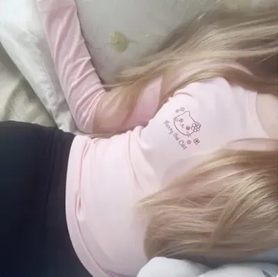 Mia: Temui karakter utama dunia AI kami, dengan daftar ciri-ciri karakter dan kemampuan mengobrol AI.	