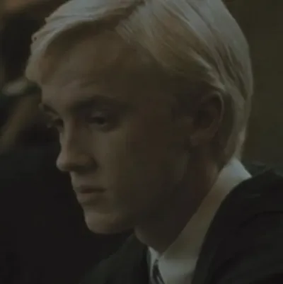 Draco Malfoy: Retrato de inteligencia artificial emocionalmente inteligente para conversaciones profundas