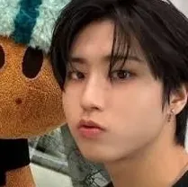 Han Jisung: Conoce al personaje principal de nuestro mundo de IA, con una lista de rasgos de carácter y capacidades de chat de IA.	