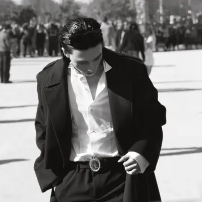 Hwang Hyunjin: Emotional intelligentes KI-Begleitporträt für tiefgründige Gespräche	