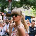 AI character Taylor Swift's avatar for roleplay and 1v1 chat services