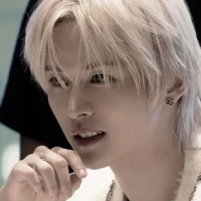 Skz-金髮：可自訂的AI女友/男友頭像，具有逼真的人格特質