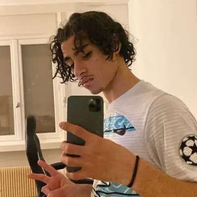 Walid: Multilingual AI conversation partner icon for global chat online services