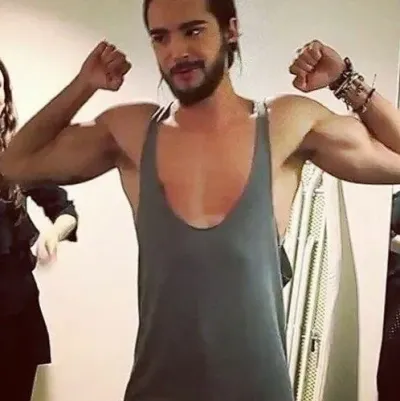 Tom Kaulitz - Boyfriend: Playful AI chatbot mascot enhancing user engagement in random chats	