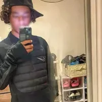 Bozo: Sürükleyici hikaye anlatımı için fantezi temalı yapay zeka rol yapma karakter çizimi