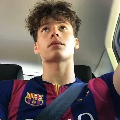 Soccer player is a premium free ai chat role, providing high-level conversational service.