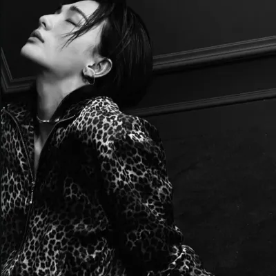 현진  '  HYUNJIN: Meet the main character of our AI world, with character traits list and ai chatting capabilities.	