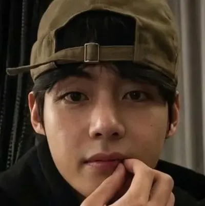 Ким Тэхён: Примите участие в разговоре с этим очаровательным персонажем ИИ, используя возможности генерации душ и ifreechat для бесплатного общения прямо сейчас.