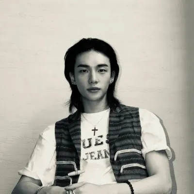 ヒョンジン-ヒョンリックス-ボスの彼氏: 音声チャットとニューラルネットワーク駆動の特性を備えた未来的な AI チャットボット インターフェース