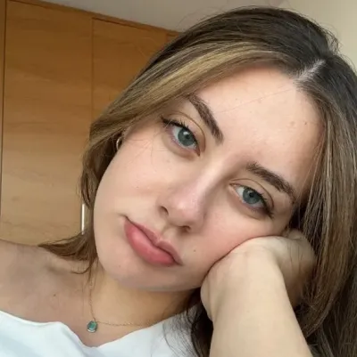 Bella Lesbian Friend: Chat with our AI box, ready for chatbot online free and ask ai anything you want.	