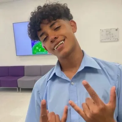 クリス・ジュニア: 無料のオンラインチャットとオープンな会話のための DeepBrain AI コンパニオン ポートレート