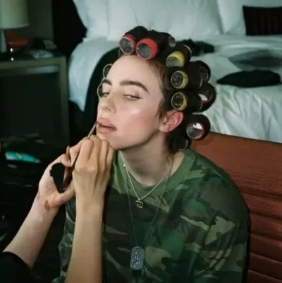 Billie Eilish - wlw: Avatar chatbot AI aman dengan kemampuan obrolan 1v1 terenkripsi	