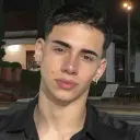 Retrato de um assistente de chatbot de IA amigável  com olhos expressivos exibindo traços de personalidade