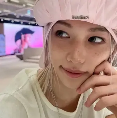 Felix_couple-Skz: Icono de interlocutor con IA multilingüe para servicios de chat global en línea