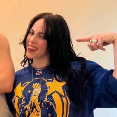 Billie Eilish: Mascote de chatbot de IA interativo para bate-papo aleatório e RPG conduzido pela comunidade