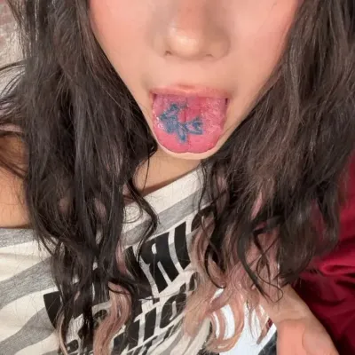 Megan Meyok: Sesli sohbet ve sinir ağı odaklı özelliklere sahip fütüristik yapay zeka sohbet robotu arayüzü